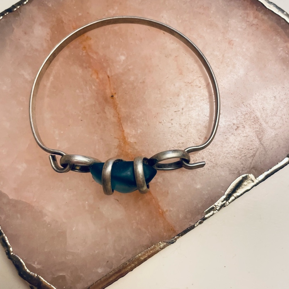 Elegant Silver and Blue Bracelet - Picture 2 of 5